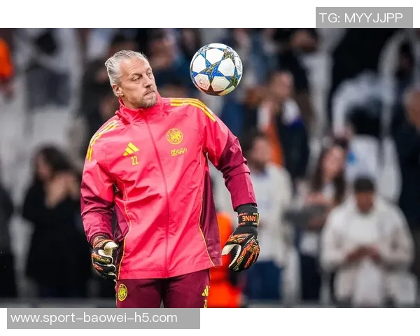 三位球星在欧冠客场对阿贾克斯上演帽子戏法的精彩瞬间